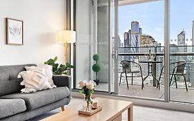 Modern Docklands 2B1B Apt - City View , Pool, Gym, Free Parking